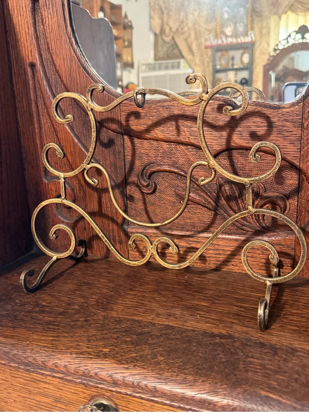 SOLD ✔️Ornate Metal Scroll Display Stand in Gold Finish
